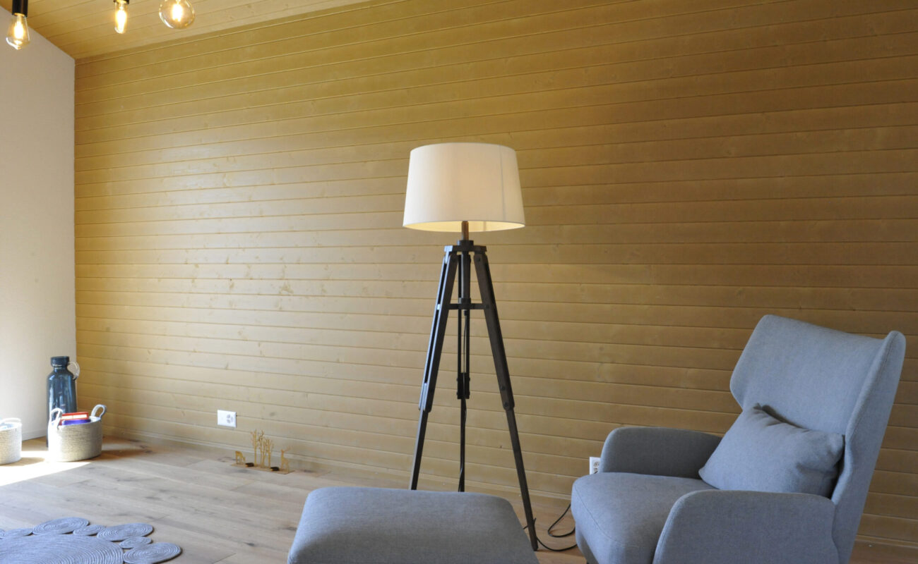 Gemütlicher raum mit Lampen und der idealen Beleuchtung