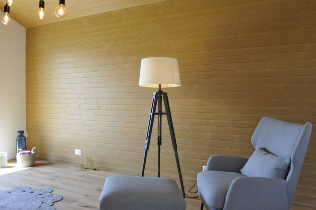 Gemütlicher raum mit Lampen und der idealen Beleuchtung